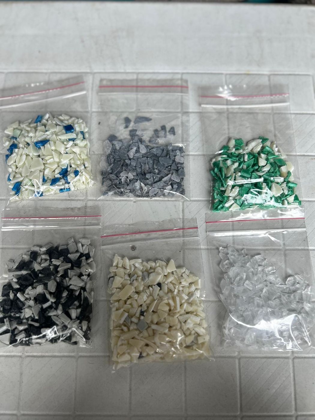 Renklerine göre kırılmış plastik granül numuneleri